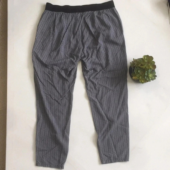 Old Navy Pull on Ankle Pants - Picture 5 of 7